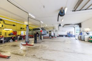 På verkstedet tar mekanikerne seg av bilen din.