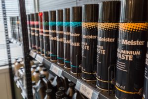 Trenger du noe til bilen din? Kom innom butikken vår og se hva vi har i hyllene.